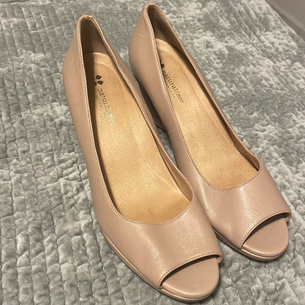 Naturalizer Olivia Size 11 Nude Wedge Heel